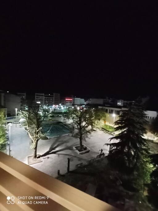 Ferienwohnung Λάρισα Διαμέρισμα Με Θέα Πλατεία Στο Κέντρο Της Πόλης Exterior foto